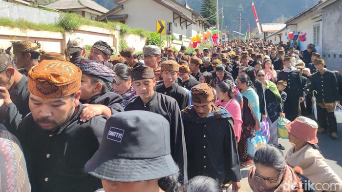Tradisi Nyadran Warga Suku Tengger menggelar tradisi Nyadran pada Jumat (19/8/2022). Mereka bersedekah untuk leluhur, dengan cara menaruh sesaji di atas kuburan.
