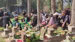 Tradisi Nyadran, Menaruh Sesaji di Atas Kuburan