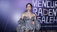 Aghniny Haque tampak mengenakan dress mini bercorak macan tutul dengan hot pants. Bagian lengan, paha sampai kakinya menjadi pembicaraan netizen.  Foto: Noel/detikHOT