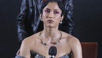 Dalam film Mencuri Raden Saleh, Aghniny Haque beradu akting dengan Iqbaal Ramadhan.  Foto: Noel/detikHOT