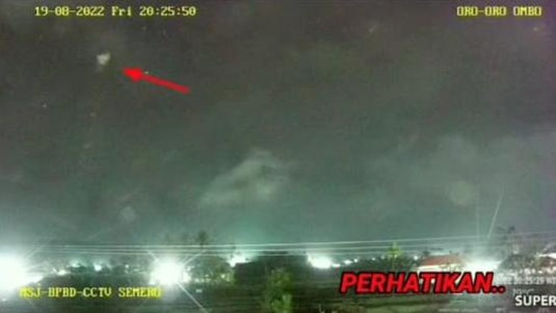 Video viral penampakan cahaya aneh disebut di Semeru Video viral penampakan cahaya aneh disebut terjadi di Gunung Semeru