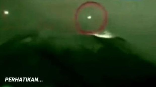 Video viral penampakan cahaya aneh disebut terjadi di Gunung Semeru