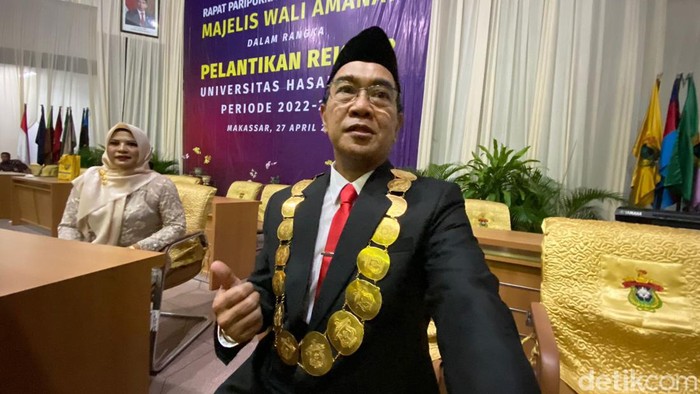 Video viral menunjukkan mahasiswa baru ditegur dan diusir saat sedang mengikuti PPKMB Fakultas Hukum, Universitas Hasanuddin. Rektor Unhas pun minta maaf.