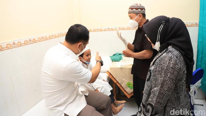 Wali Kota Surabaya Eri Cahyadi menyapa peserta Khitan Massal Surabaya