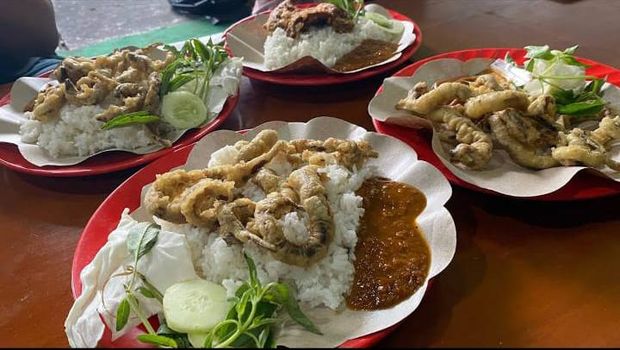 Foto 1 : Sajian Lalapan Belut Fresh, Kelurahan Kalpataru, Kota Malang. (Dokumen Zulfikar Fadhil Lubis).Foto 2 : Warung Cak San (Dokumen Yuwono Oktavialdi).Foto 3 : Sajian Warung Mak Par (Dokumen Ely Rizky Amaliyah).