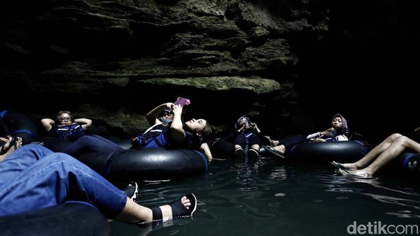 Sejumlah wisatawan tampak menyusuri gua menggunakan ban. Sebagian dari mereka juga mengabadikan suasana di dalam gua. Sejumlah wisatawan tampak menyusuri gua menggunakan ban. Sebagian dari mereka juga mengabadikan suasana di dalam gua.