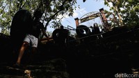 Di objek wisata ini, pengunjung bisa menyusuri gua dengan menaiki ban di atas aliran sungai bawah tanah.