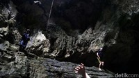 Gua ini memiliki panjang 350 meter dan lebar 5 meter.
