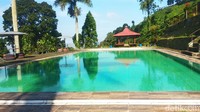 Selain kebun teh dan tempat berfoto, WAR juga dilengkapi penginapan dan kolam renang. Foto: Yakub Mulyono/detikJatim