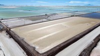 Pemandangan udara dari kolam pemulihan garam dalam berbagai tingkat penguapan di pabrik percontohan Llipi, Dataran Garam Uyuni, Bolivia.