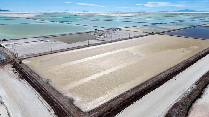 Bolivia memiliki cadangan lithium terbesar di dunia. Lokasi cadangan lithium itu berada di dataran garam Uyuni, Provinsi Potosi.