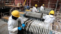 Sejumlah pekerja melakukan proses pemisahan lithium sulfat di pabrik percontohan Llipi, Dataran Garam Uyuni, Bolivia.
