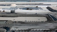 Pada 2008 lalu, mantan presiden Evo Morales menasionalisasi industri lithium dan kemudian mendirikan perusahaan milik negara Yacimientos de Litio Bolivianos (YLB). Saat ini pemerintah Bolivia menjalin kemitraan strategis dengan perusahaan asing untuk meningkatkan ekstraksi yang disebut emas putih atau minyak bumi abad ke-21.