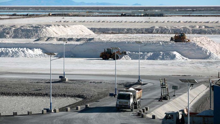 Bolivia memiliki cadangan lithium terbesar di dunia. Lokasi cadangan lithium itu berada di dataran garam Uyuni, Provinsi Potosi.