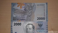 Bagian depan uang pecahan Rp 2.000 menampilkan Tokoh Pahlawan Nasional Mohammad Hoesni Thamrin sebagai gambar utama. Terdapat lambang negara Garuda Pancasila, gambar kepulauan Indonesia, Bunga Jeumpa, dan beberapa motif khas Indonesia. Bagian belakang uang pecahan Rp 2.000 menampilkan Tari Piring yang disandingkan dengan keindahan alam Ngarai Sianok, serta dipadukan dengan keanggunan Bunga Jeumpa.Foto: Sylke Febrina Laucereno/detikcom