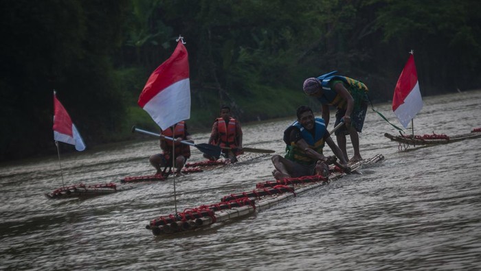 Adu Cepat Lomba Balap Rakit di Sungai Ciberang, Lebak Sejumlah warga mengikuti lomba balap rakit di Sungai Ciberang, Rangkasbitung, Lebak, Banten, Sabtu (20/8/2022). Lomba yang diselenggarakan oleh warga setempat tersebut selain untuk memperingati HUT ke-77 Kemerdekaan RI juga sebagai kampanye pelestarian sungai dengan mengajak masyarakat agar ikut menjaga kebersihan sungai. ANTARA FOTO/Muhammad Bagus Khoirunas/tom.