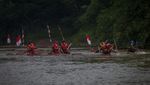 Adu Cepat Lomba Balap Rakit di Sungai Ciberang, Lebak