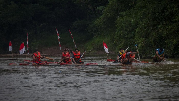 Sejumlah warga mengikuti lomba balap rakit di Sungai Ciberang, Rangkasbitung, Lebak, Banten, Sabtu (20/8/2022). Lomba yang diselenggarakan oleh warga setempat tersebut selain untuk memperingati HUT ke-77 Kemerdekaan RI juga sebagai kampanye pelestarian sungai dengan mengajak masyarakat agar ikut menjaga kebersihan sungai. ANTARA FOTO/Muhammad Bagus Khoirunas/tom.