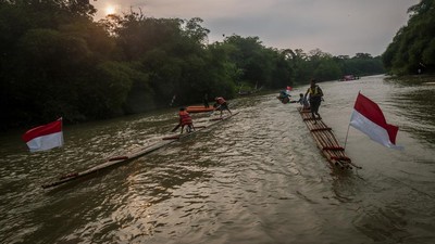Adu Cepat Lomba Balap Rakit di Sungai Ciberang, Lebak