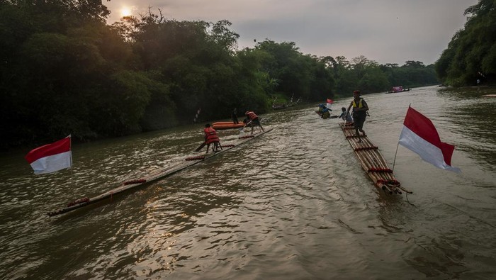 Adu Cepat Lomba Balap Rakit di Sungai Ciberang, Lebak Sejumlah warga mengikuti lomba balap rakit di Sungai Ciberang, Rangkasbitung, Lebak, Banten, Sabtu (20/8/2022). Lomba yang diselenggarakan oleh warga setempat tersebut selain untuk memperingati HUT ke-77 Kemerdekaan RI juga sebagai kampanye pelestarian sungai dengan mengajak masyarakat agar ikut menjaga kebersihan sungai. ANTARA FOTO/Muhammad Bagus Khoirunas/tom.