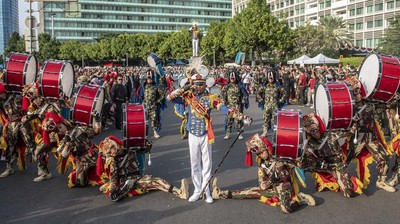 Aksi Kirab Drumband Akademi TNI Meriahkan Car Free Day di HI