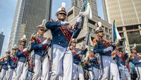 Kirab Taruna Taruni Akademi TNI disambut antusias masyarakat. Mereka berderet di pinggir jalan hingga berkumpul di lapangan kantor Kemhan untuk melihat lebih dekat atraksi yang disajikan. 