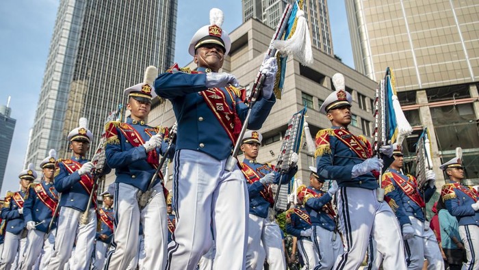 Aksi Kirab Drumband TNI Meriahkan Car Free Day di HI Sejumlah Taruna Akademi TNI Akmil, AAU dan AAL melakukan kirab drumband Akademi TNI di kawasan Bundaran HI, Jakarta, Minggu (21/8/2022). Kirab tersebut diselenggarakan dalam rangka memeriahkan HUT ke-77 Kemerdekaan RI. ANTARA FOTO/Muhammad Adimaja/aww.