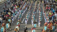 Sejumlah Taruna Akademi TNI Akmil, AAU dan AAL melakukan atraksi saat kirab drumband Akademi TNI di kawasan Bundaran HI, Jakarta, Minggu (21/8/2022).  