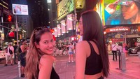 Senyum keduanya merekah ketika dijepret di New York. Foto: Courtesy of Anya Geraldine, Pevita Pearce/ Instagram