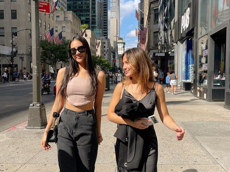 Bikin Iri! Si Duo Cantik Anya Geraldine-Pevita Pearce Lagi Liburan Nih