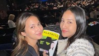 Mereka mengunjungi New York untuk menonton broadway Wicked sampai berkeliling di jalanan kota tersebut.  Foto: Courtesy of Anya Geraldine, Pevita Pearce/ Instagram