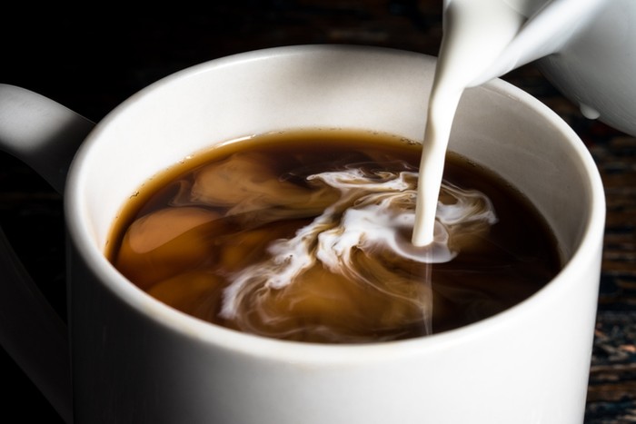 Apa Benar Gula dan Krimer Pengaruhi Kafein Kopi? Ini Penjelasannya!