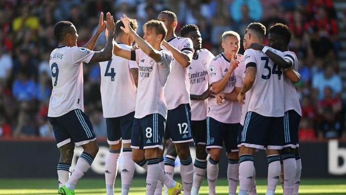 BOURNEMOUTH, ENGLAND - AUGUST 20: Martin Odegaard of Arsenal celebrates their sides second goal with team mate Gabriel Jesus during the Premier League match between AFC Bournemouth and Arsenal FC at Vitality Stadium on August 20, 2022 in Bournemouth, England. (Photo by Alex Davidson/Getty Images)
