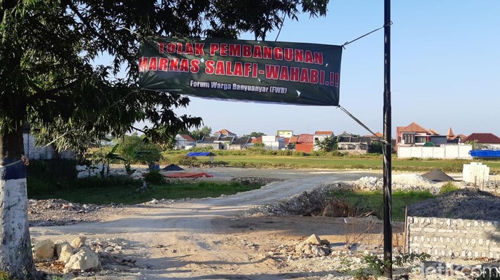 Banner penolakan markas salafi wahabi di Sampang