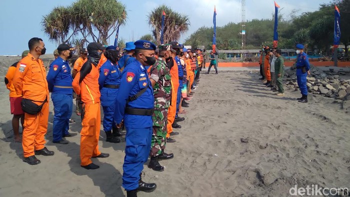 Penutupan operasi pencarian terhada seorang pelajar asal Semarang yang hilang selama 7 hari usai tersapu ombak Pantai Parangtritis, Minggu (21/8/2022).