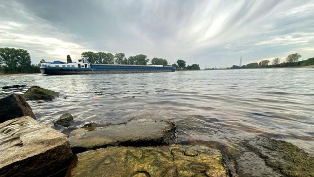 Salah satu 'batu kelaparan' muncul saat permukaan air surut di Worms, Jerman pada 17 Agustus 2022.