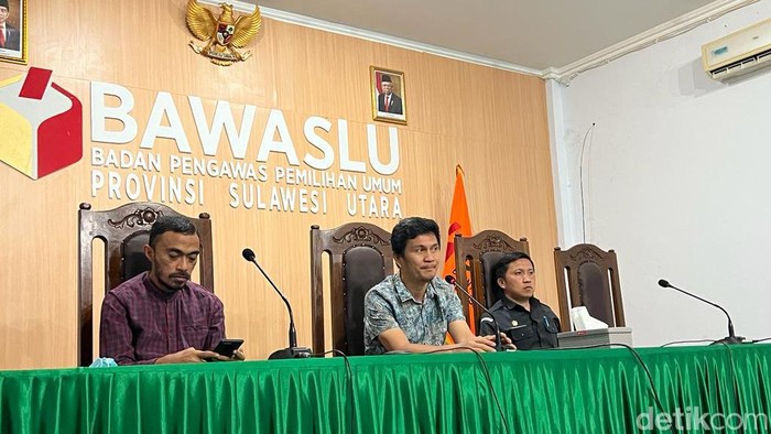 Komisioner Bawaslu Sulut sedang melakukan rapat pimpinan.