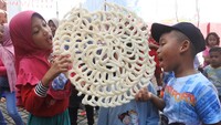 Berbagai jenis lomba digelar Kelurahan Ardirejo yang diikuti seluruh warga untuk memeriahkan peringatan HUT ke-77 Kemerdekaan RI, termasuk makan kerupuk ukuran jumbo.   