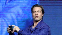 Gaya kocak Brad Pitt saat sibuk menjepret awak media Korea yang hadir. Foto: Getty Images/Chung Sung-Jun