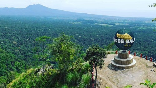 Bukit Asaba Globe Bali kini menjadi tempat wisata baru di Karangasem. Objek wisata ini terletak di Banjar Dinas Batu Ampin, Desa Jungutan, Kecamatan Bebandem.
