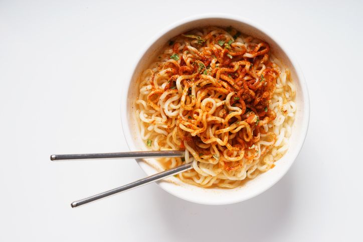 Cara makan mie instan yang berbeda di setiap negara.