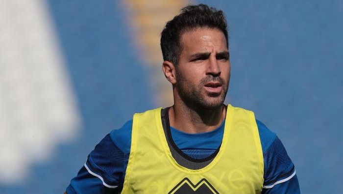 COMO, ITALY - AUGUST 02: Cesc Fabregas of Como 1907 looks on during the Como 1907 training session at stadio Giuseppe Sinigaglia on August 02, 2022 in Como, Italy. (Photo by Emilio Andreoli/Getty Images)