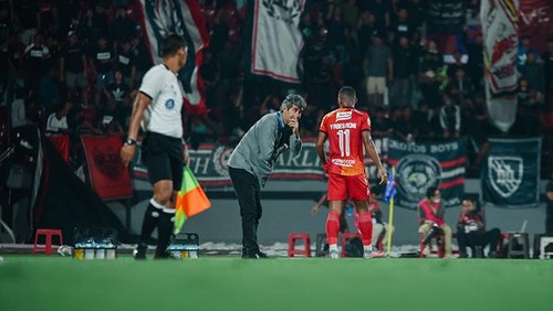 Coach Teco saat memberi instruksi kepada pemain Bali United Yabes Roni