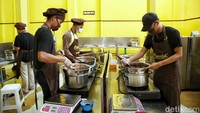 Dalam suatu waktu, pabrik Chocodot Garut itu pun kosong karena PPKM. Dan, banyak bahan baku yang dibagikan atau terbuang sia-sia.