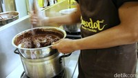 Chocodot Garut saat ini masih terpuruk. Pabriknya masih sepi karena hanya ada setengah dari total karyawan sebelum pandemi.