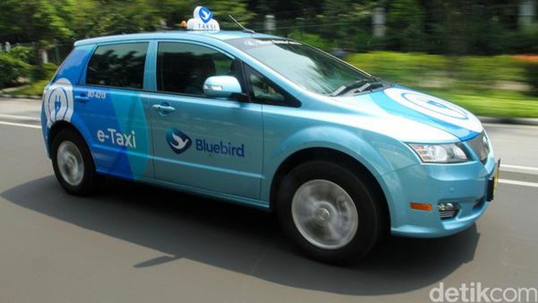 Deretan Armada Blue Bird dari Masa ke Masa, dari Holden hingga Tesla Armada Blue Bird terus mengalami perubahan dari waktu ke waktu. Wajar saja, hal ini karena Blue Bird telah beroperasi puluhan tahun. Berikut perkembangan armada Blue Bird