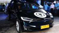 Mobil listrik yang digunakan Blue Bird yakni BYD e6 untuk e-Blue Bird dan Tesla X untuk e-Silver Bird. (Foto: Agung Pambudhy) 