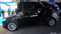 Mobil listrik Tesla X memiliki kesan sangat modern dengan warna hitam. (Foto: Agung Pambudhy).