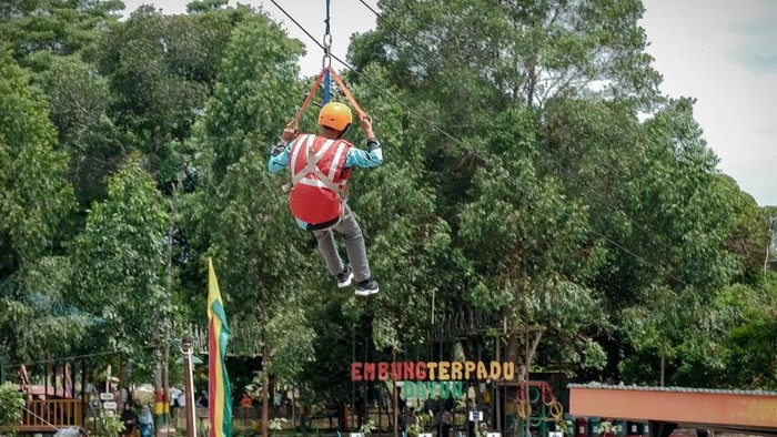 Kunjungan Sandiaga Uno ke Desa Wisata Dayun, Siak, Riau.