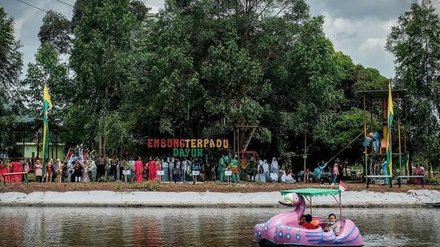 Kunjungan Sandiaga Uno ke Desa Wisata Dayun, Siak, Riau.